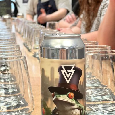Azvex Mag Tree Frog Beer with glassware